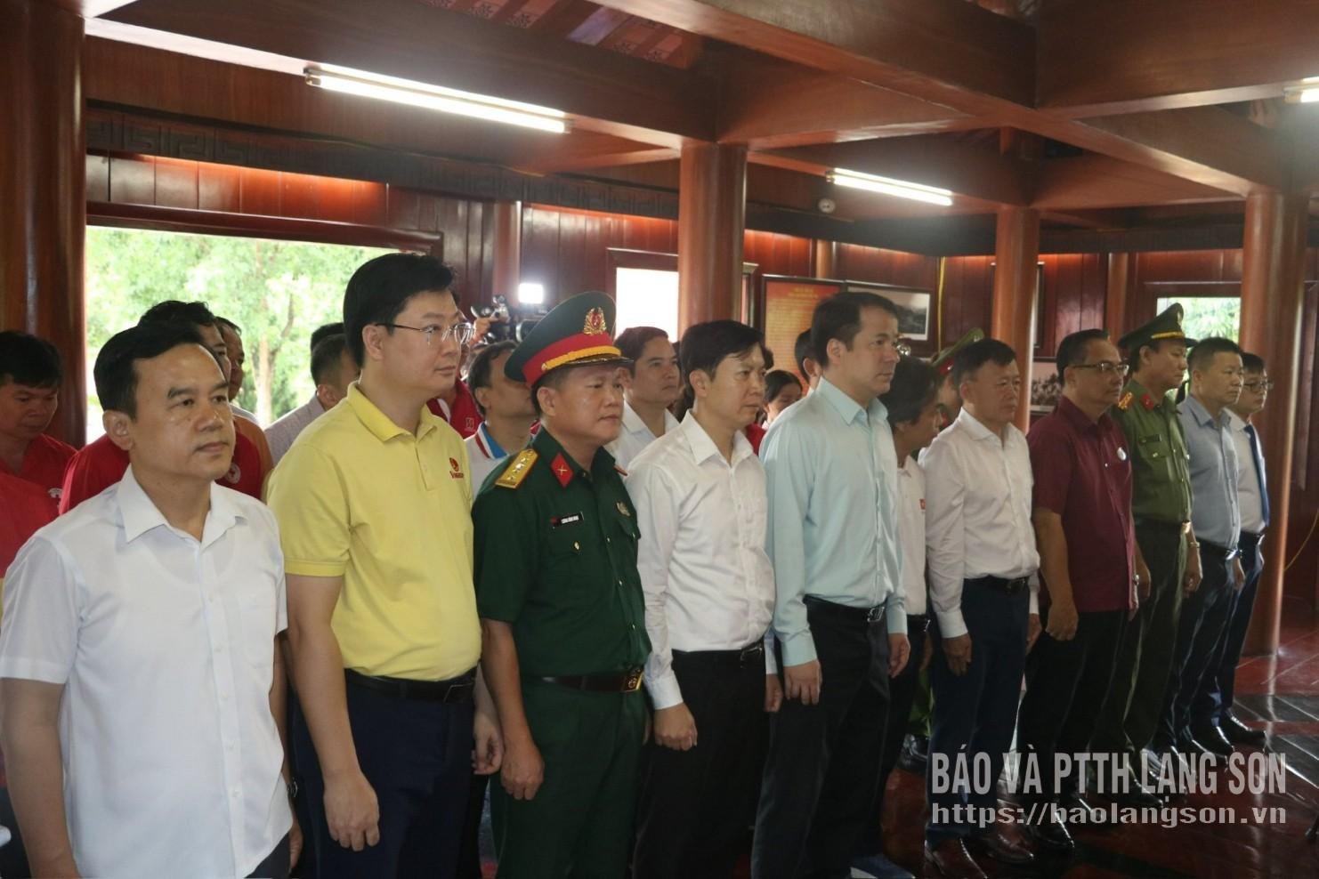 Các đại biểu dâng hương tại Nhà tưởng niệm đồng chí Hoàng Văn Thụ