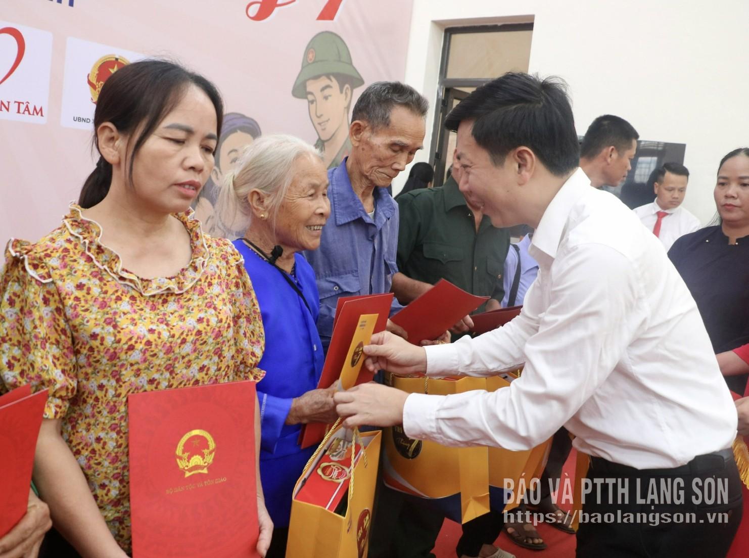 Đồng chí Nguyễn Hoàng Tùng, Ủy viên Ban Thường vụ Tỉnh ủy, Phó Chủ tịch Thường trực Ủy ban MTTQ Việt Nam tỉnh trao quà cho cán bộ lão thành cách mạng, cán bộ tiền khởi nghĩa và chiến sĩ cách mạng tiêu biểu