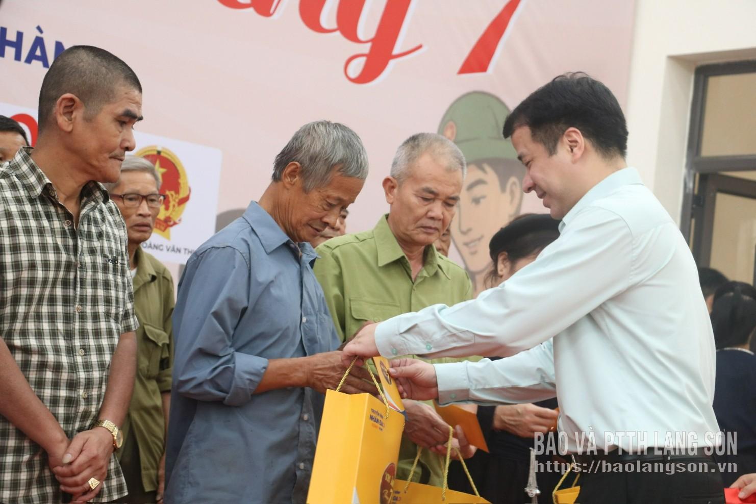 Đồng chí Ngô Văn Cương, Phó Bí thư chuyên trách Đảng ủy MTTQ và các đoàn thể Trung ương trao quà cho cán bộ lão thành cách mạng, cán bộ tiền khởi nghĩa và chiến sĩ cách mạng tiêu biểu