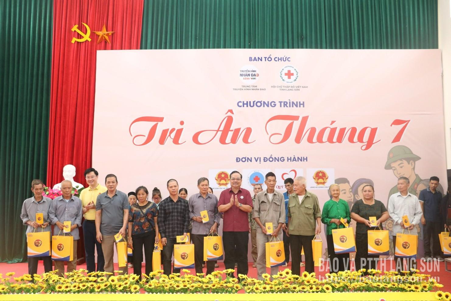 Các đại biểu trao quà cho gia đình chính sách, người có công với cách mạng, thân nhân liệt sĩ, thương binh, bệnh binh, cựu chiến binh, cựu thanh niên xung phong, hộ có hoàn cảnh khó khăn
