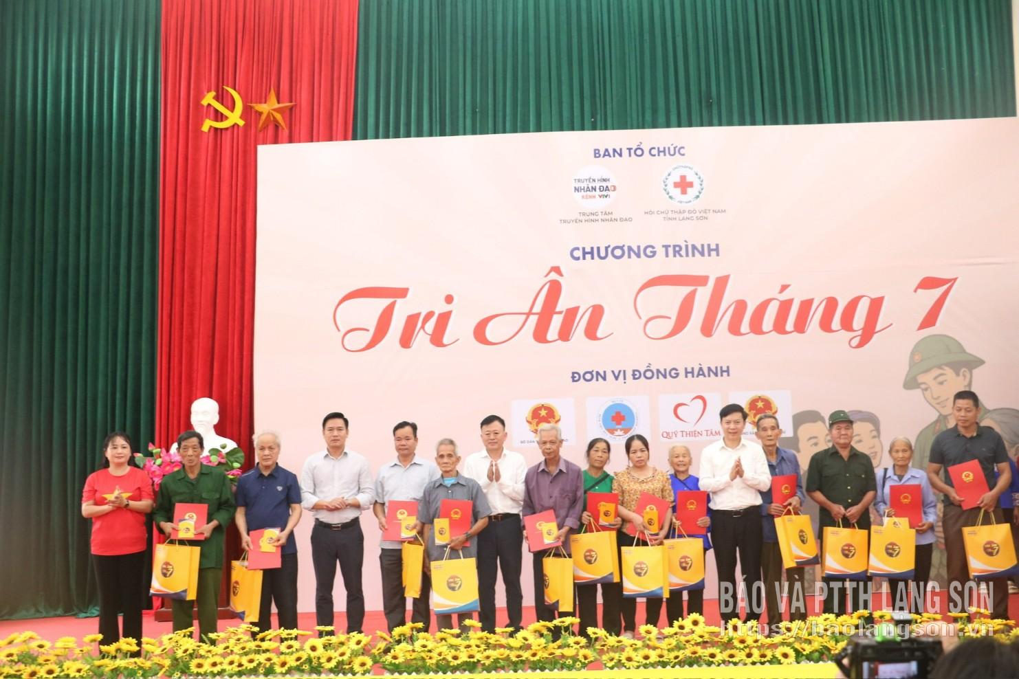 Các đại biểu trao quà cho cán bộ lão thành cách mạng, cán bộ tiền khởi nghĩa và chiến sĩ cách mạng tiêu biểu