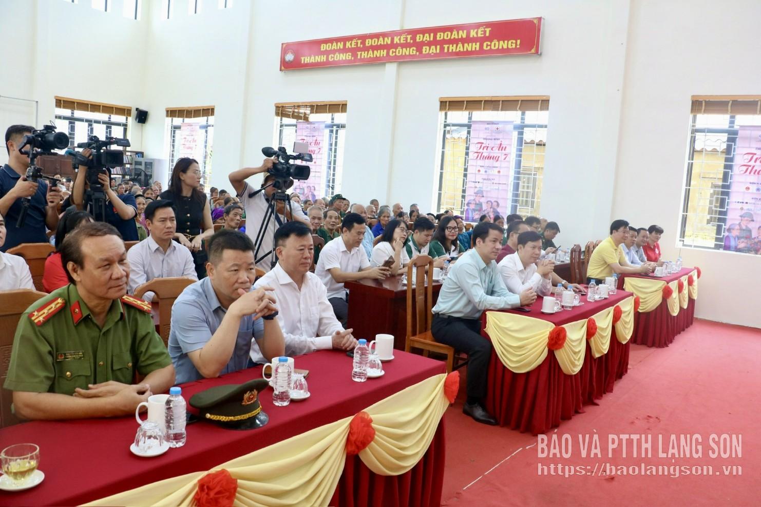 Các đại biểu tham dự chương trình