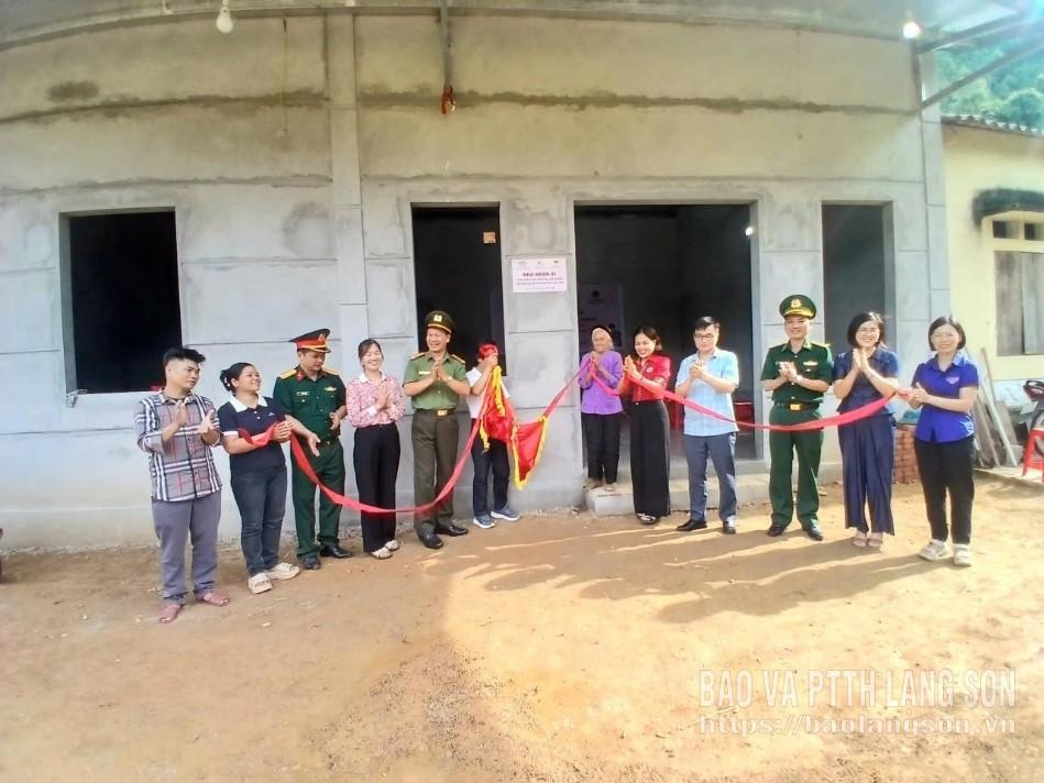 Các đại biểu kéo băng khánh thành