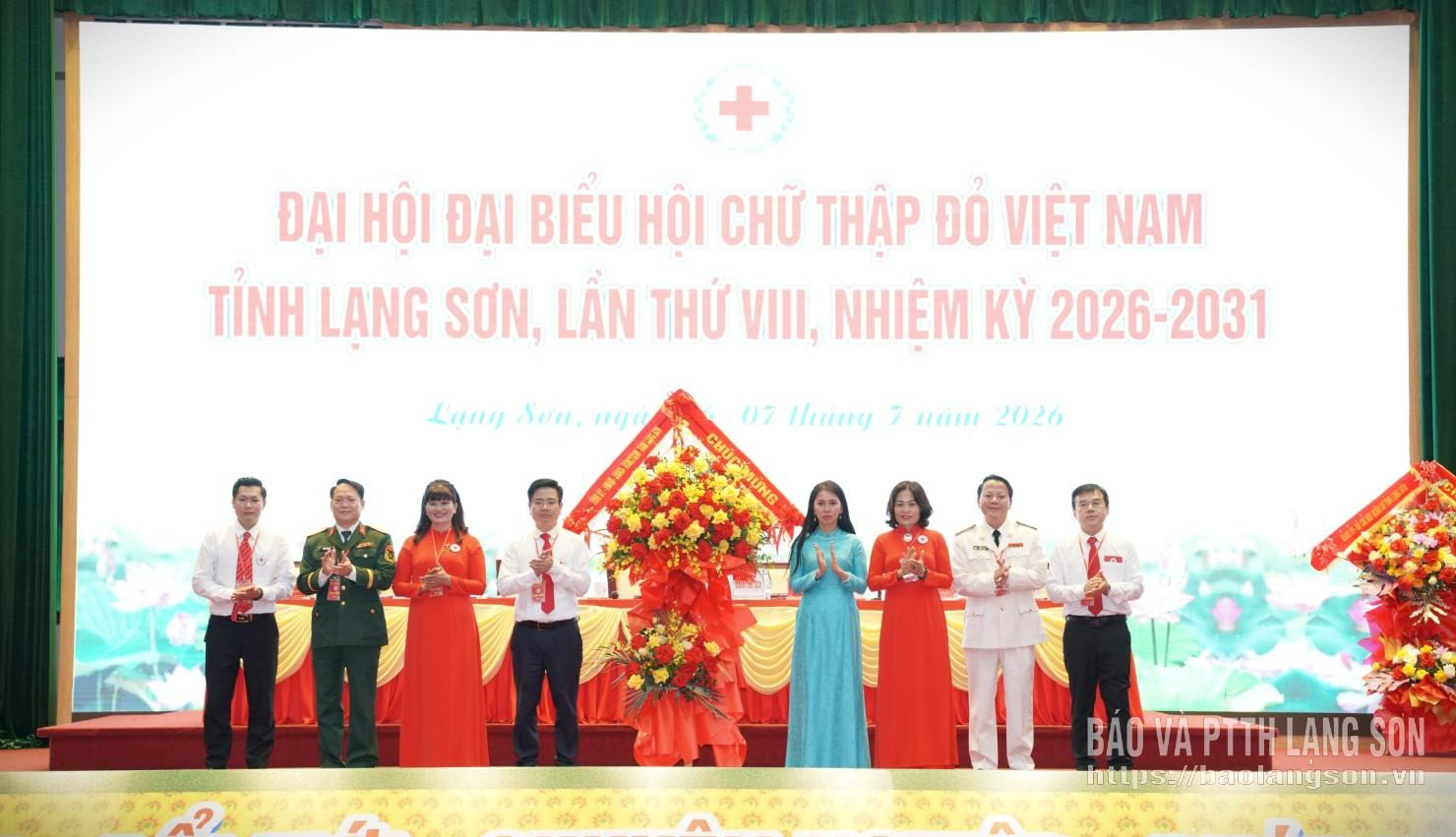 Đồng chí Đoàn Thu Hà, Phó Bí thư Tỉnh ủy, Trưởng Đoàn đại biểu Quốc hội tỉnh, Chủ tịch Ủy ban MTTQ Việt Nam tỉnh tặng hoa chúc mừng đại hội