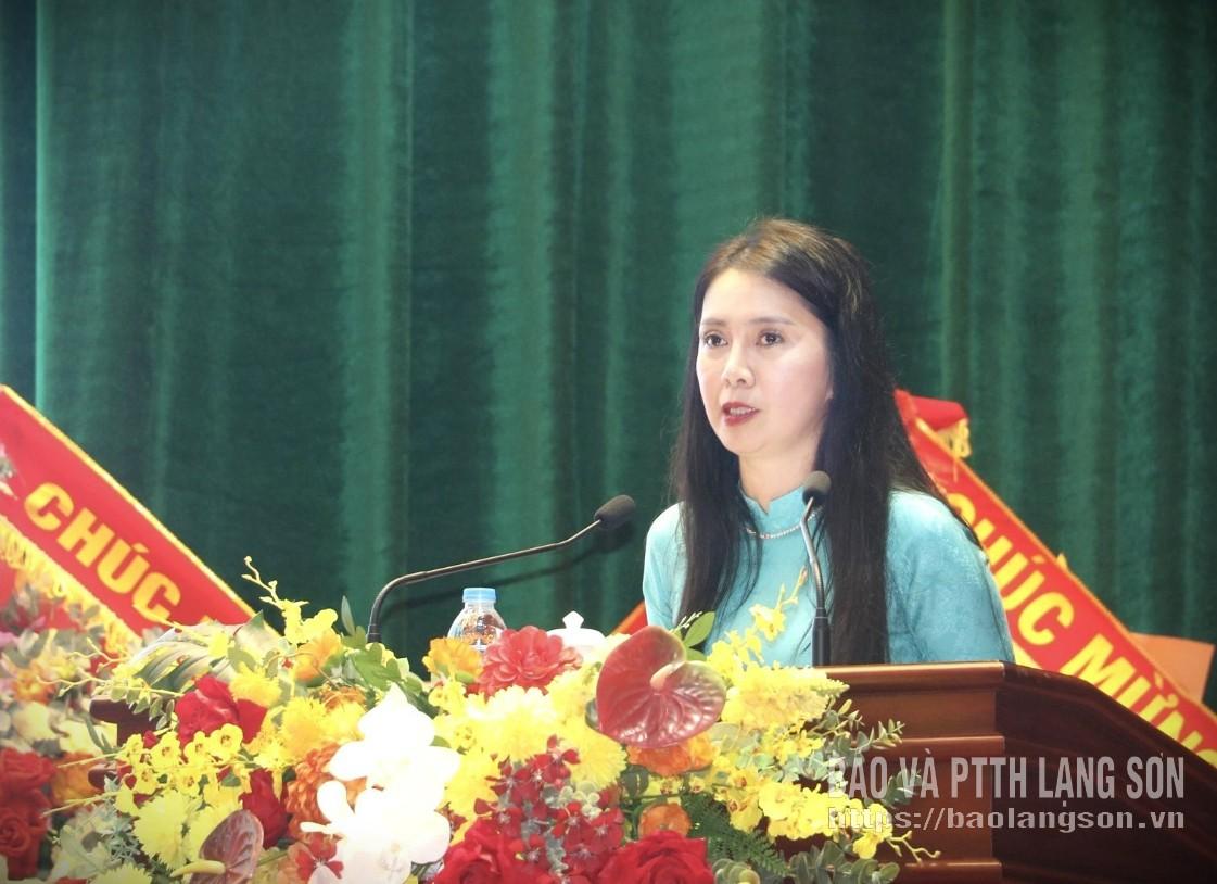 Đồng chí Đoàn Thu Hà, Phó Bí thư Tỉnh ủy, Trưởng Đoàn đại biểu Quốc hội tỉnh, Chủ tịch Ủy ban MTTQ Việt Nam tỉnh phát biểu tại đại hội