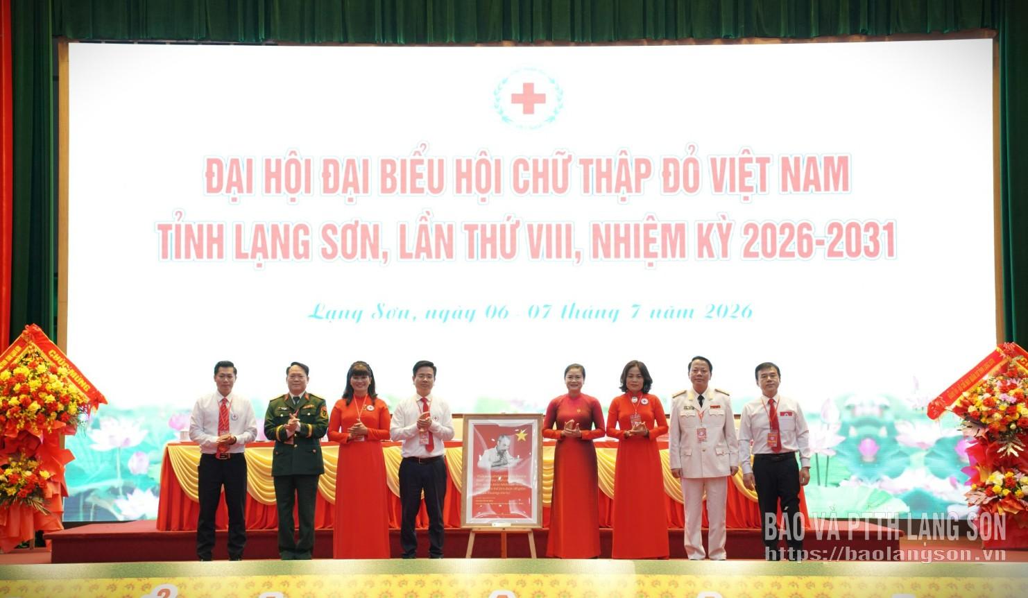 Lãnh đạo Trung ương Hội Chữ thập đỏ Việt Nam tặng quà chúc mừng đại hội