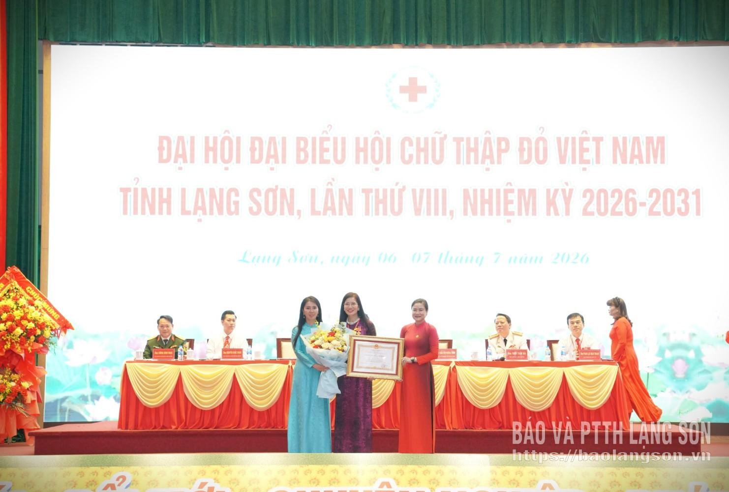 Thừa ủy quyền của Chủ tịch nước, lãnh đạo Trung ương Hội Chữ thập đỏ Việt Nam và lãnh đạo Tỉnh ủy trao tặng Huân chương Lao động hạng Nhì cho cá nhân tại đại hội