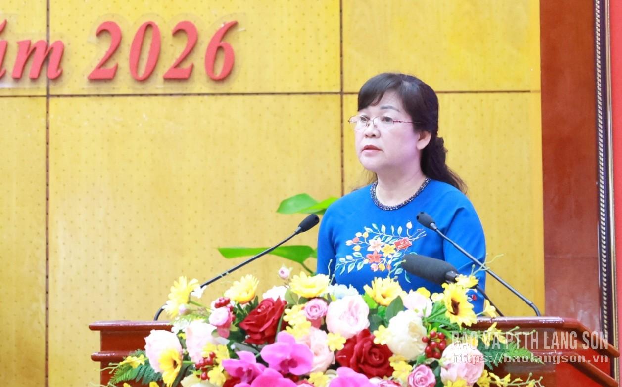Lãnh đạo Sở Nội vụ thuyết trình dự thảo nghị quyết của HĐND tỉnh