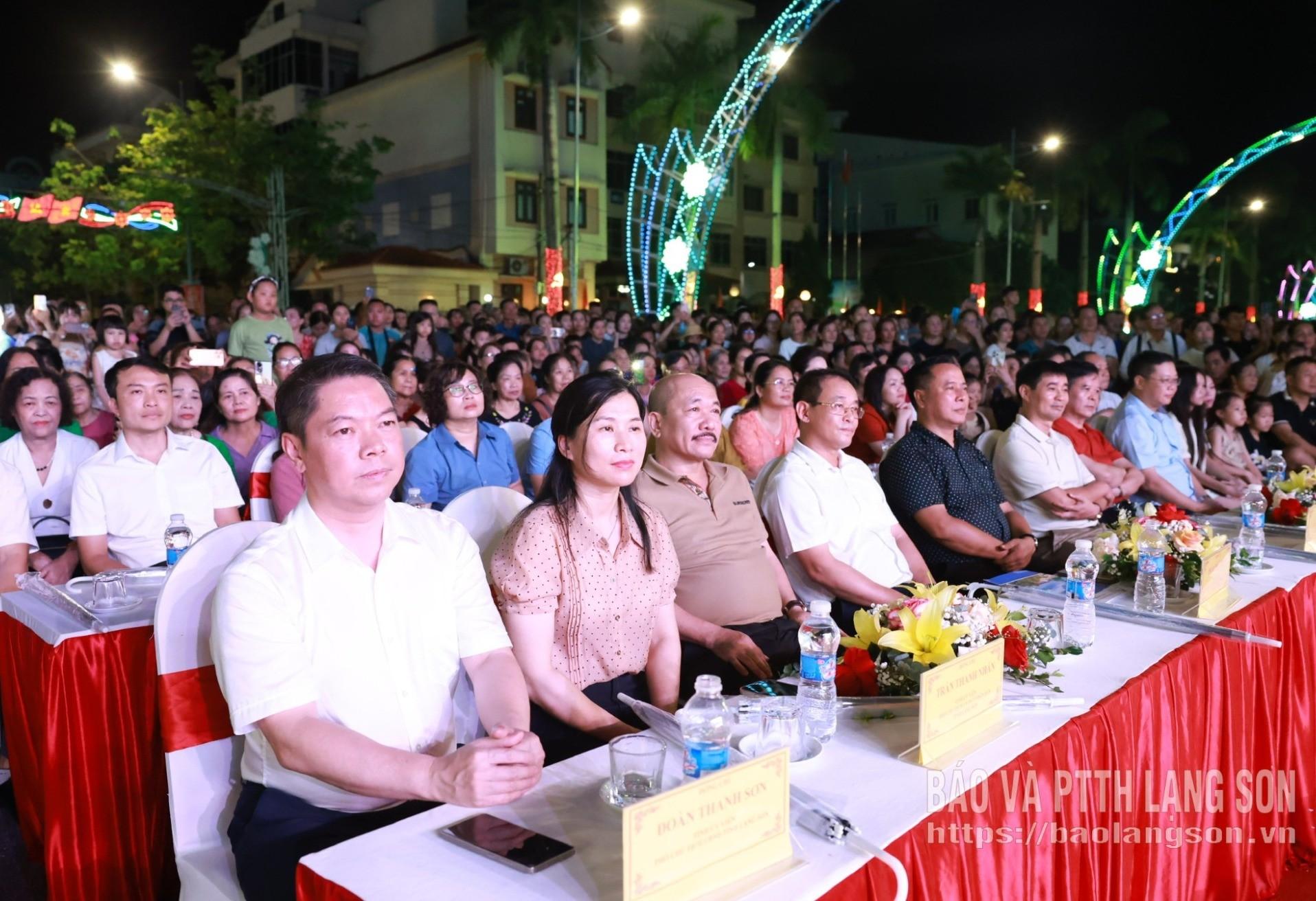 Các đại biểu dự chương trình khai trương Không gian văn hoá đường Hùng Vương