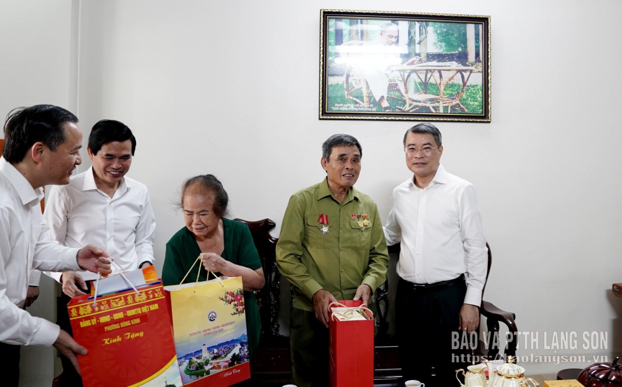 Thủ tướng Chính phủ Lê Minh Hưng và lãnh đạo tỉnh Lạng Sơn tặng quà ông Vy Văn Nước, thương binh tỷ lệ tổn thương cơ thể 42%, hiện sinh sống tại khối 8, phường Đông Kinh