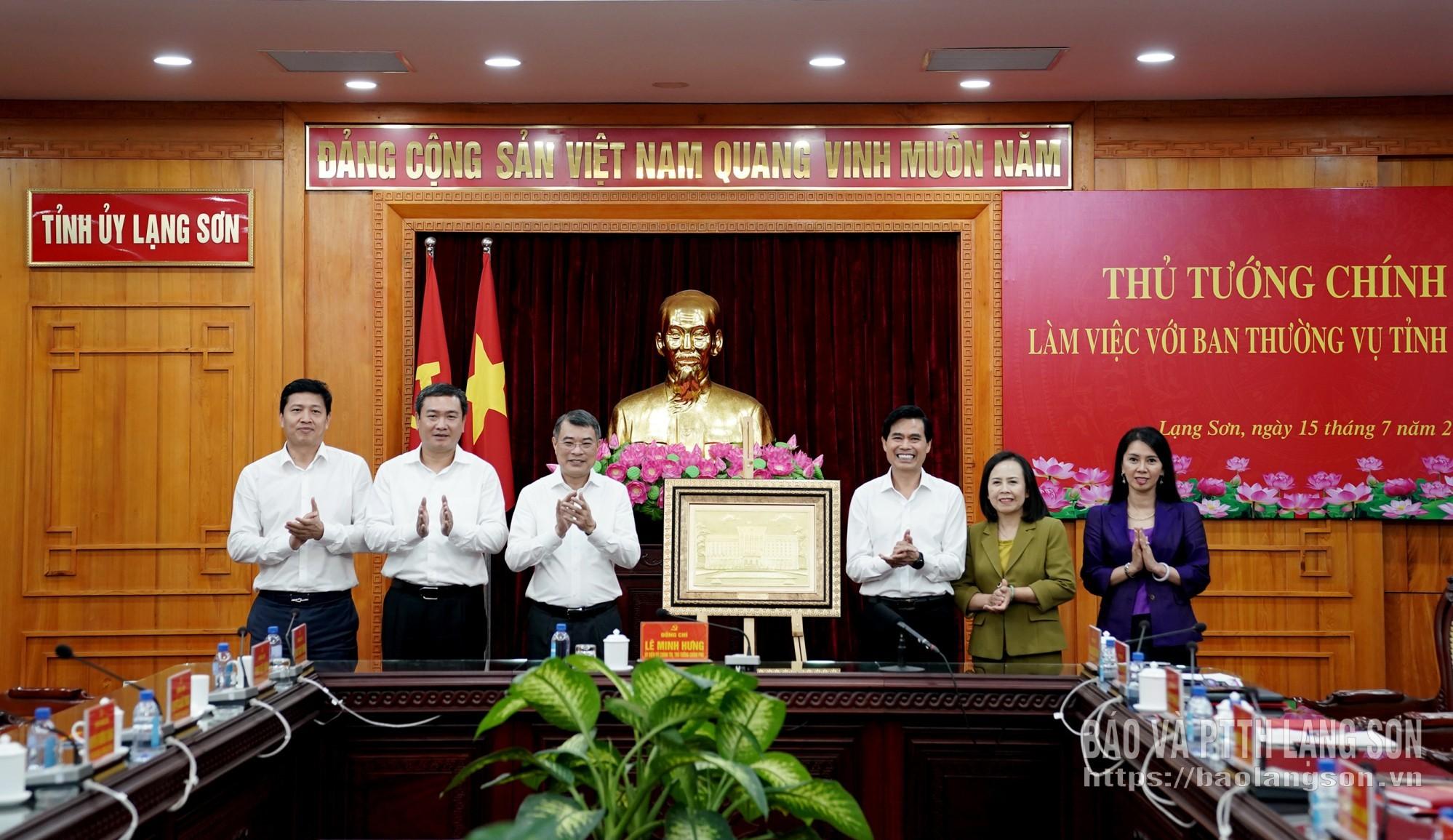 Thủ tướng Chính phủ Lê Minh Hưng trao tặng quà của Chính phủ cho Tỉnh ủy Lạng Sơn