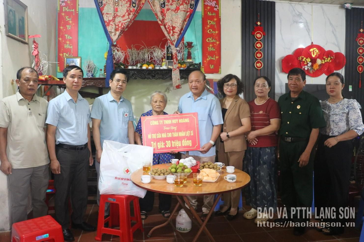 Đại diện Hội Chữ thập đỏ tỉnh và Công ty TNHH Huy Hoàng, UBND phường Lương Văn Tri trao biển tượng trưng kinh phí hỗ trợ xây mới nhà ở cho gia đình bà La Thị Nghị