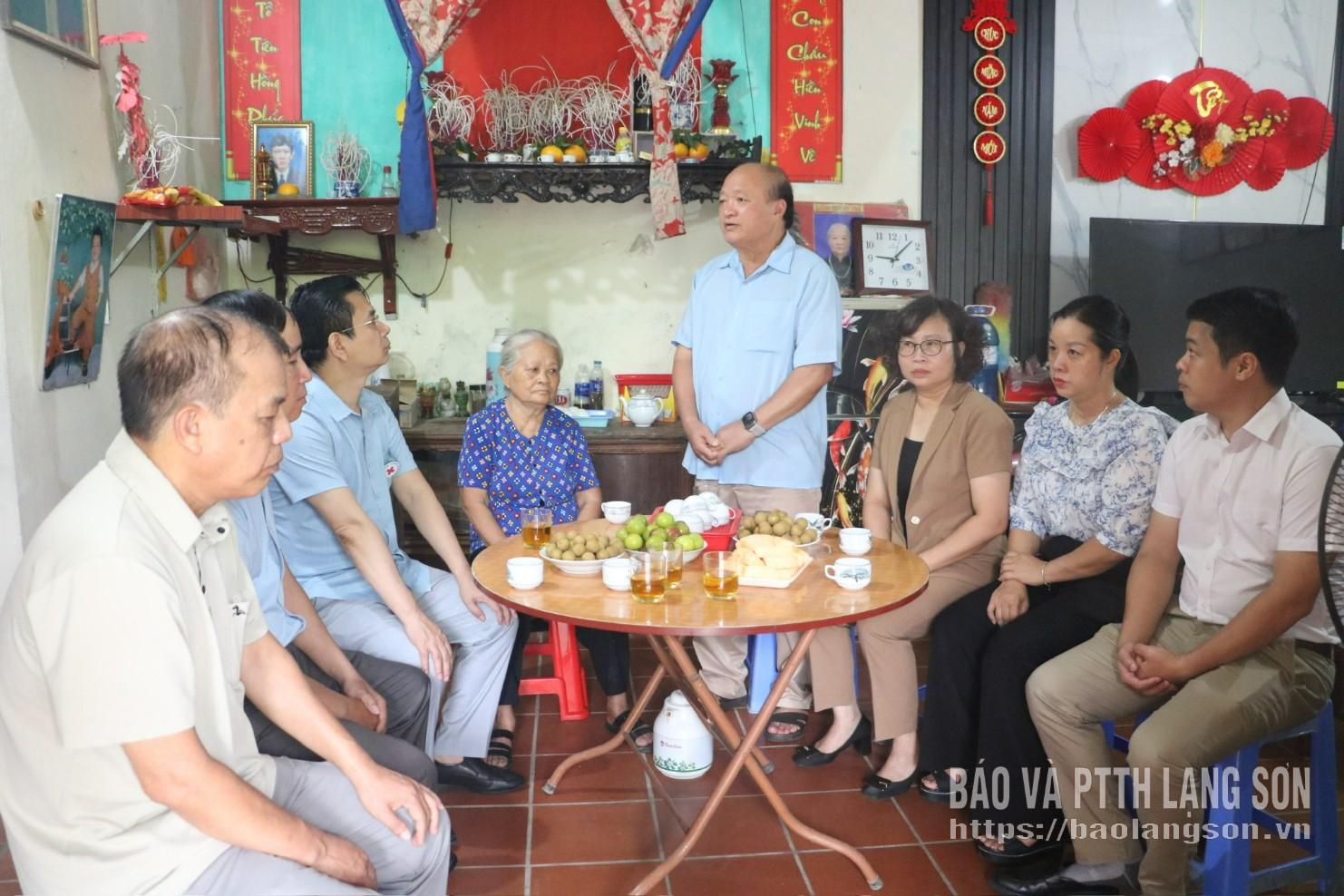 Các đại biểu thăm hỏi, động viên gia đình bà La Thị Nghị, khối Trần Quang Khải 2, phường Lương Văn Tri