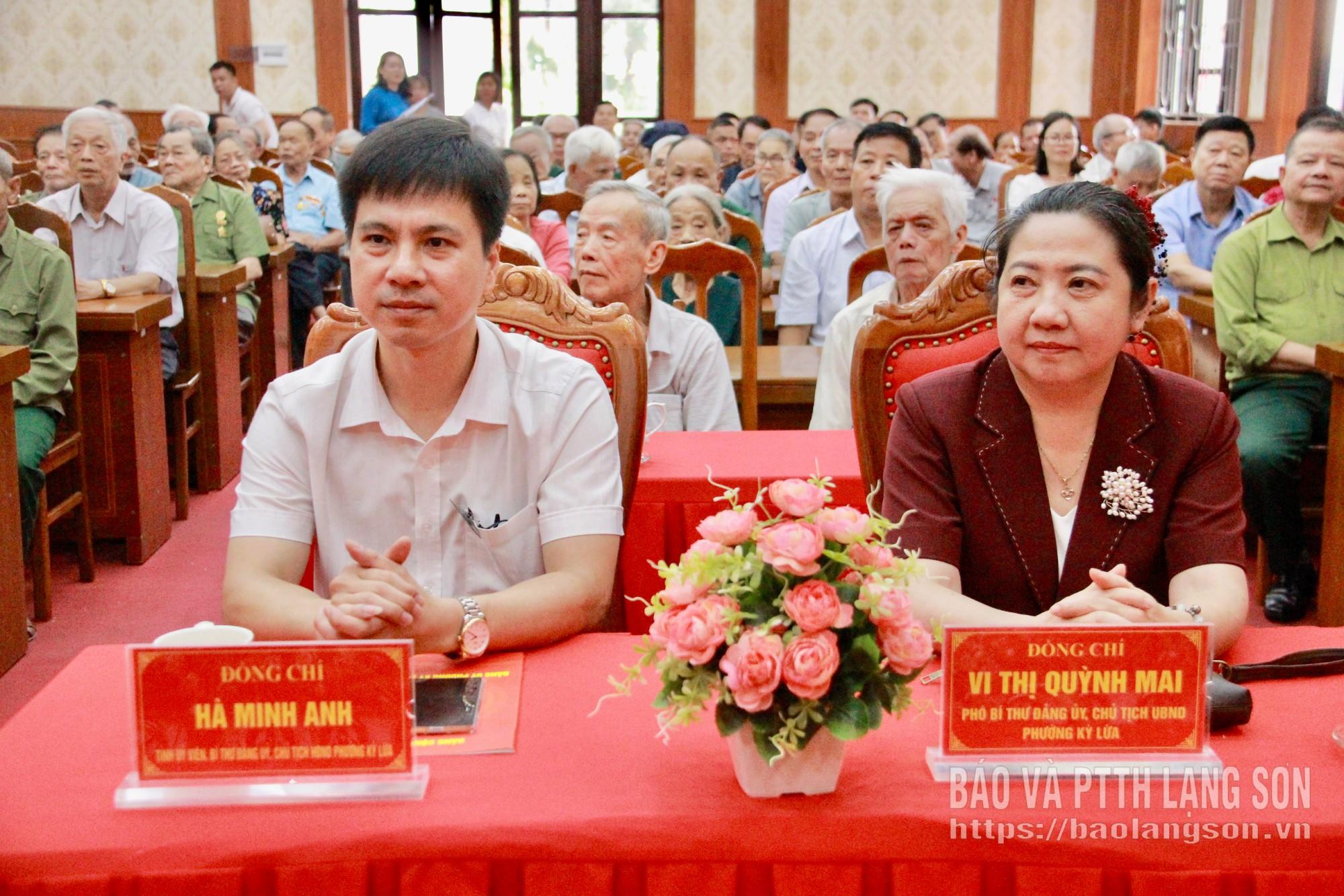 Lãnh đạo phường Kỳ Lừa cùng các đại biểu dự chương trình