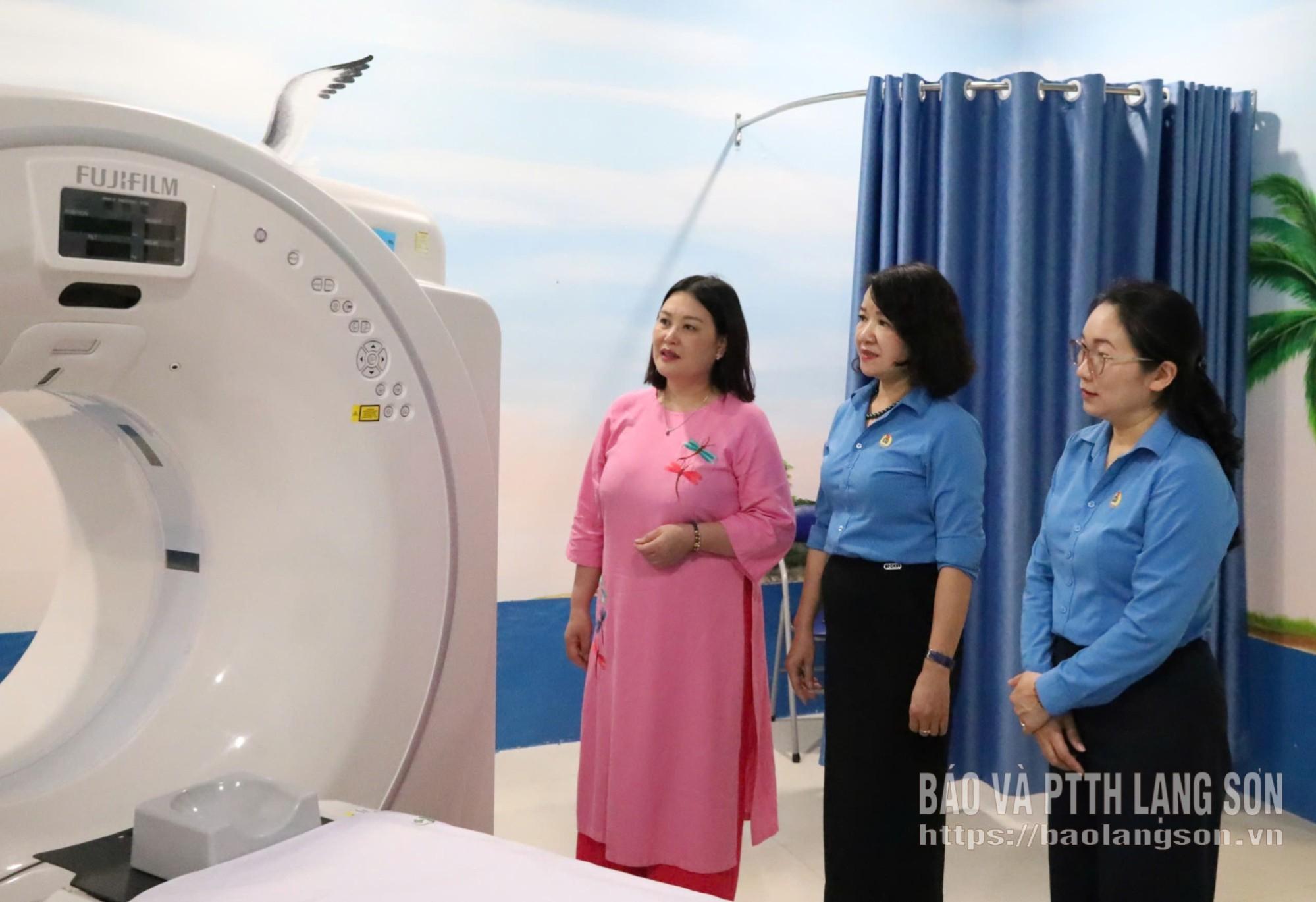 Lãnh đạo Liên đoàn Lao động tỉnh thăm quan cơ sở, điều kiện làm việc của đoàn viên, người lao động tại Công ty TNHH Y tế quốc tế Lạng Sơn