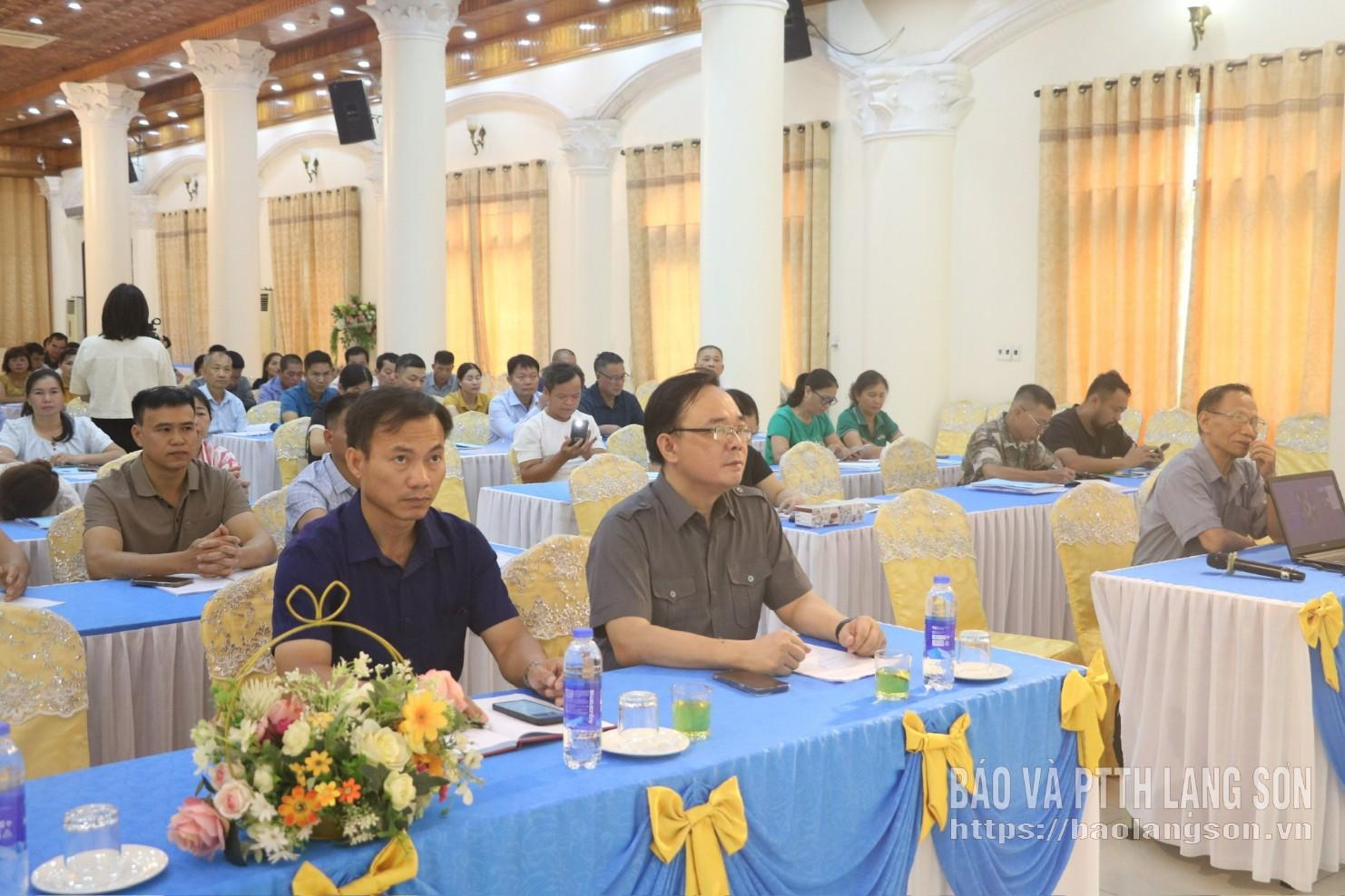 Các đại biểu và học viên tham dự lớp bồi dưỡng
