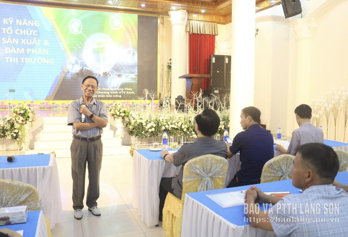 Giảng viên trình bày chuyên đề kỹ năng tổ chức sản xuất và đàm phán thị trường