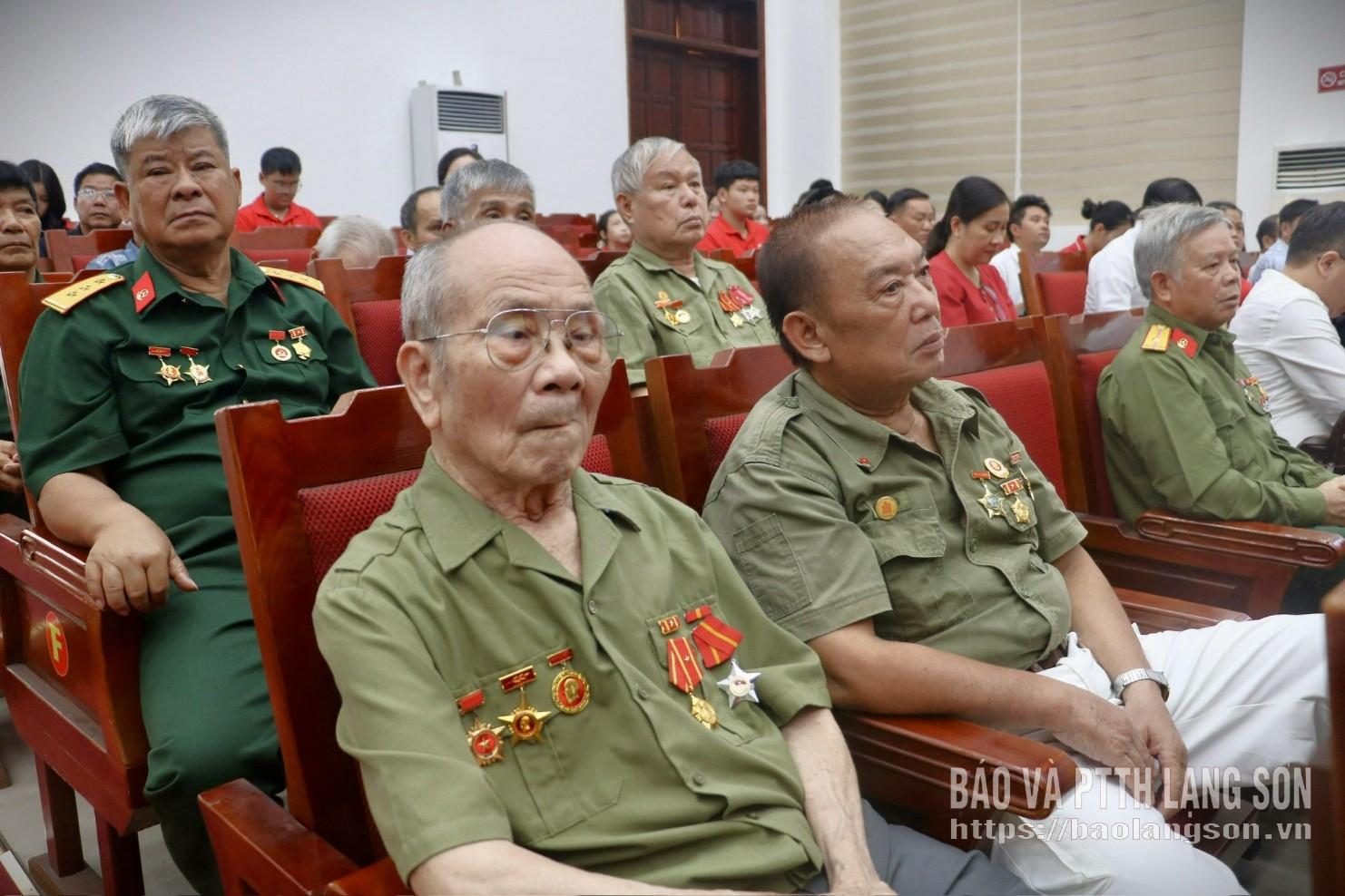 Các đại biểu dự chương trình gặp mặt
