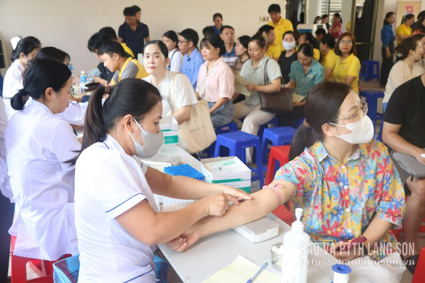 Tình nguyện viên khám sàng lọc tại chương trình