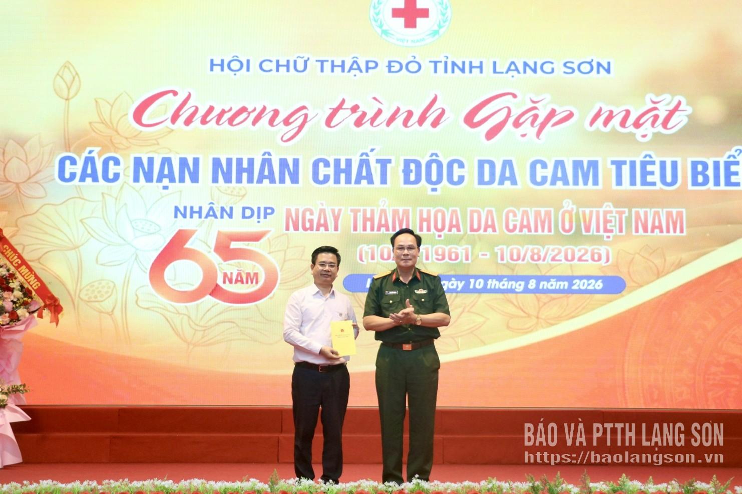 Lãnh đạo Hội Chữ thập đỏ tỉnh nhận kinh phí hỗ trợ nạn nhân chất độc da cam của Bộ Chỉ huy Quân sự tỉnh