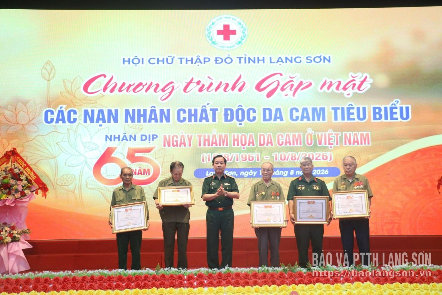 Lãnh đạo Hội Nạn nhân CĐDC/dioxin Việt Nam trao bằng khen cho các cá nhân là nạn nhân CĐDC tiêu biểu, có thành tích trong phong trào “Vì nạn nhân CĐDC” trên địa bàn tỉnh