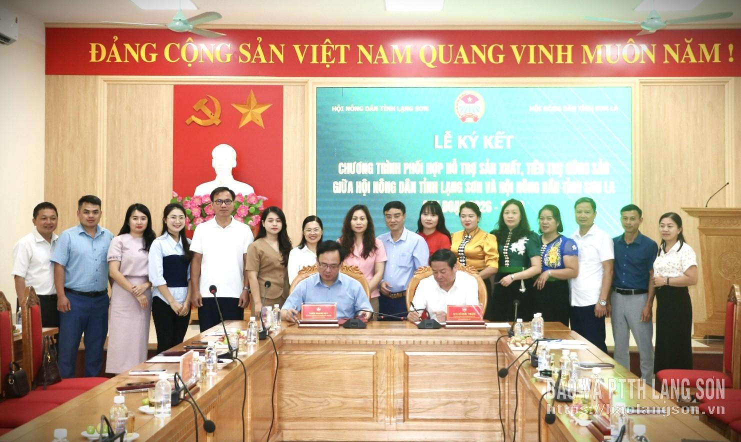 Đại diện lãnh đạo Hội Nông dân tỉnh và Hội Nông dân tỉnh Sơn La tiến hành ký kết