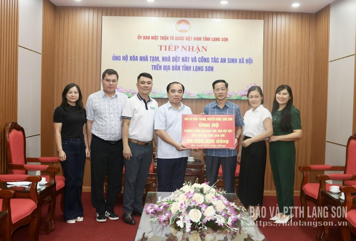 Đoàn công tác của Báo và Phát thanh, Truyền hình Lạng Sơn Sơn trao kinh phí ủng hộ chương trình xóa nhà tạm, nhà dột nát