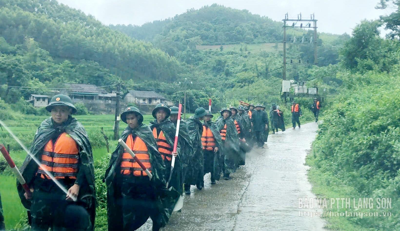 Cán bộ, chiến sĩ thuộc Sư đoàn 3 di chuyển vào khu vực xóm Lũng Do để triển khai công tác hỗ trợ các hộ dân bị ngập do mưa bão