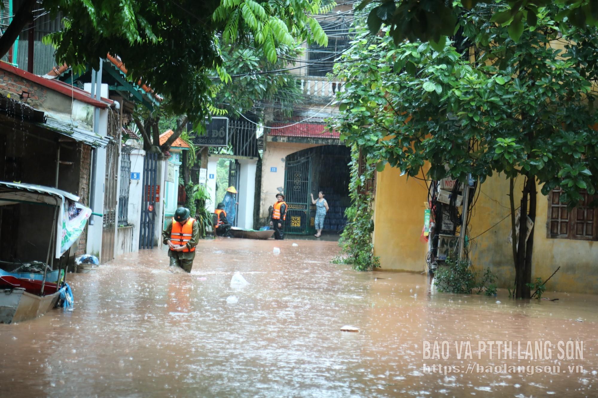 Lực lượng chức năng hỗ trợ người dân ngõ 1, khối 1, phường Tam Thanh di chuyển đến nơi an toàn