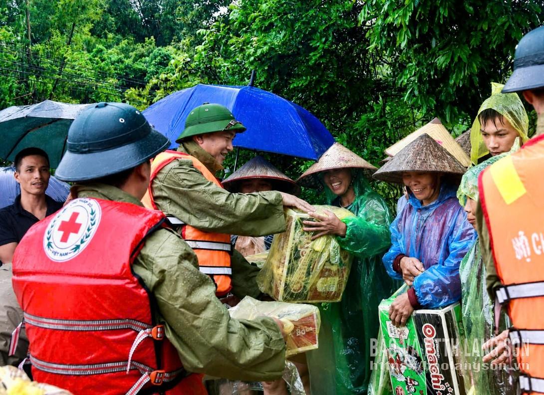 Đồng chí Nguyễn Cảnh Toàn, Phó Bí thư Tỉnh ủy, Chủ tịch UBND tỉnh và lãnh đạo Hội Chữ thập đỏ tỉnh trao quà hỗ trợ khẩn cấp cho các hộ dân bị ảnh hưởng nặng bởi mưa lũ tại xã Mẫu Sơn
