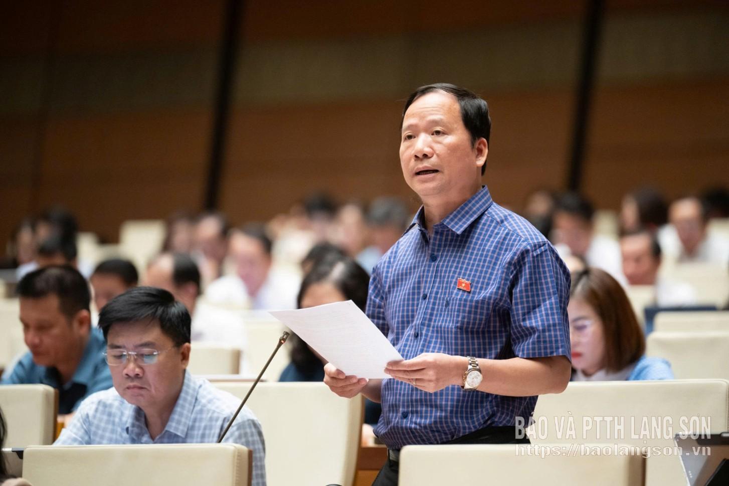 Đại biểu Nguyễn Đặng Ân, Phó Trưởng Đoàn ĐBQH tỉnh phát biểu thảo luận tại hội trường
