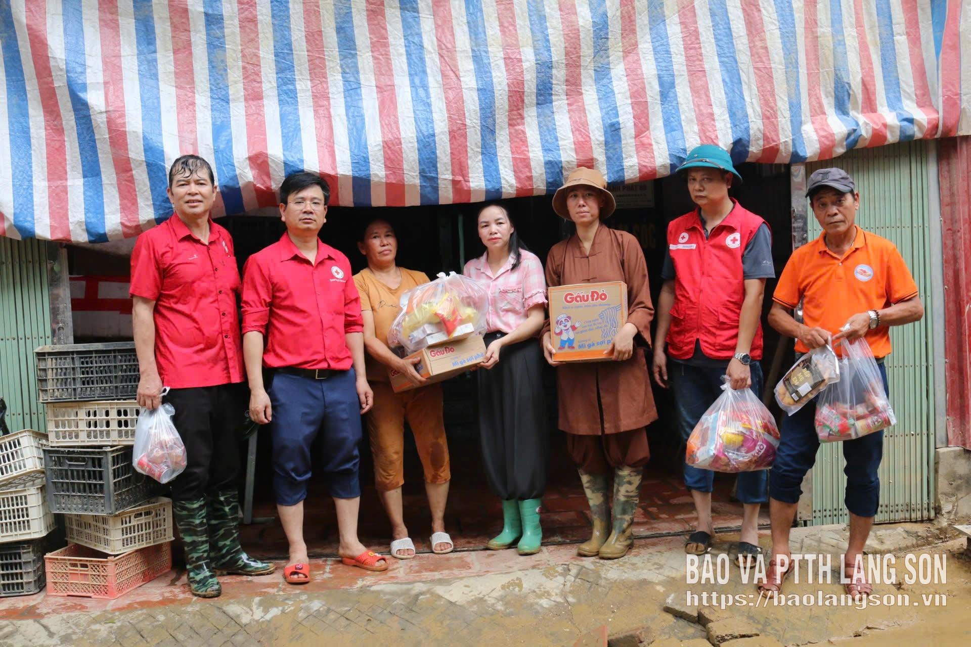 Lãnh đạo Hội Chữ thập đỏ tỉnh, lãnh đạo xã Thất Khê cùng các đoàn thiện nguyện trao hỗ trợ nhu yếu phẩm cho người dân 