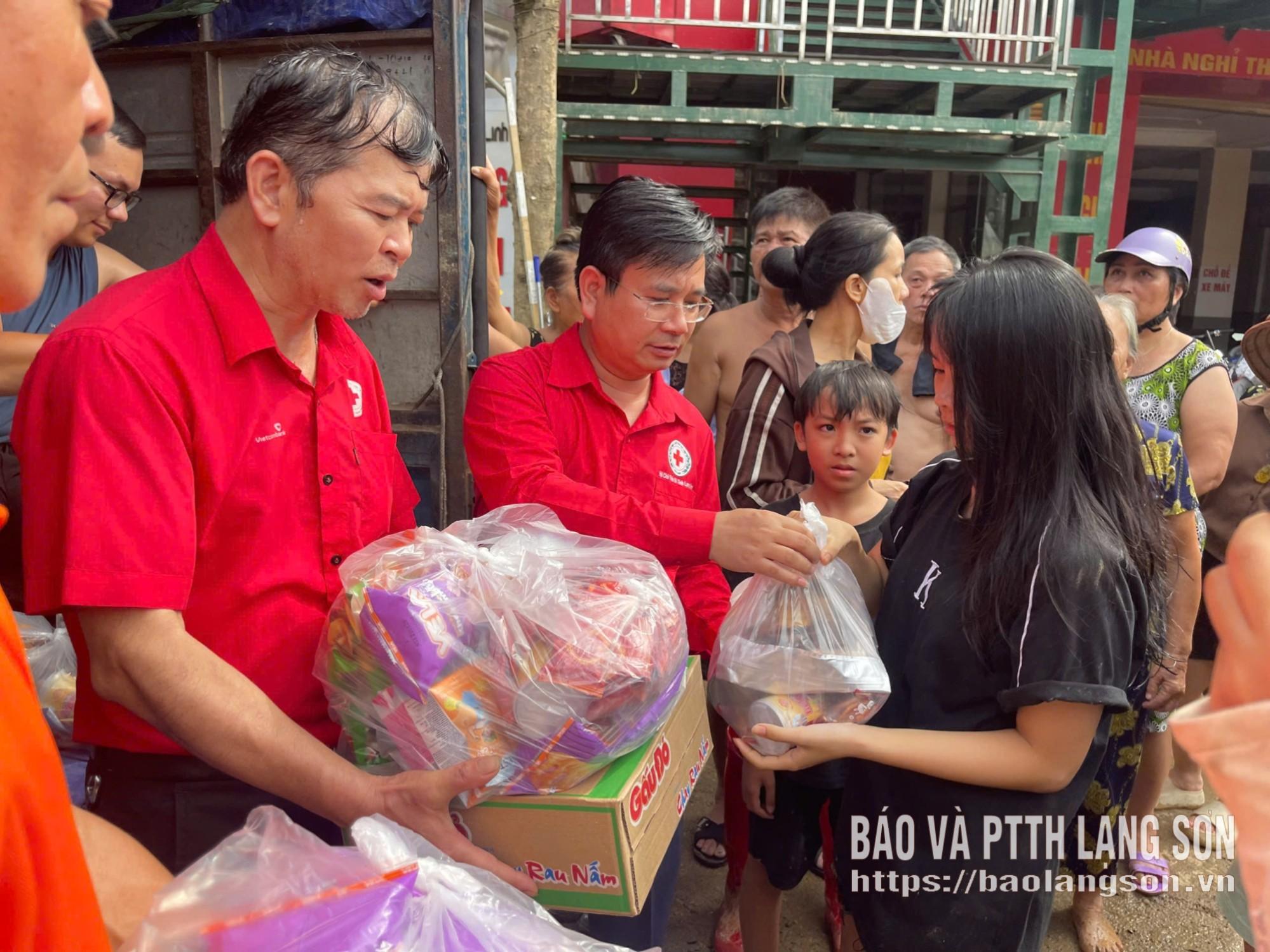 Lãnh đạo Hội Chữ thập đỏ tỉnh trao hỗ trợ nhu yếu phẩm cho người dân xã Thất Khê