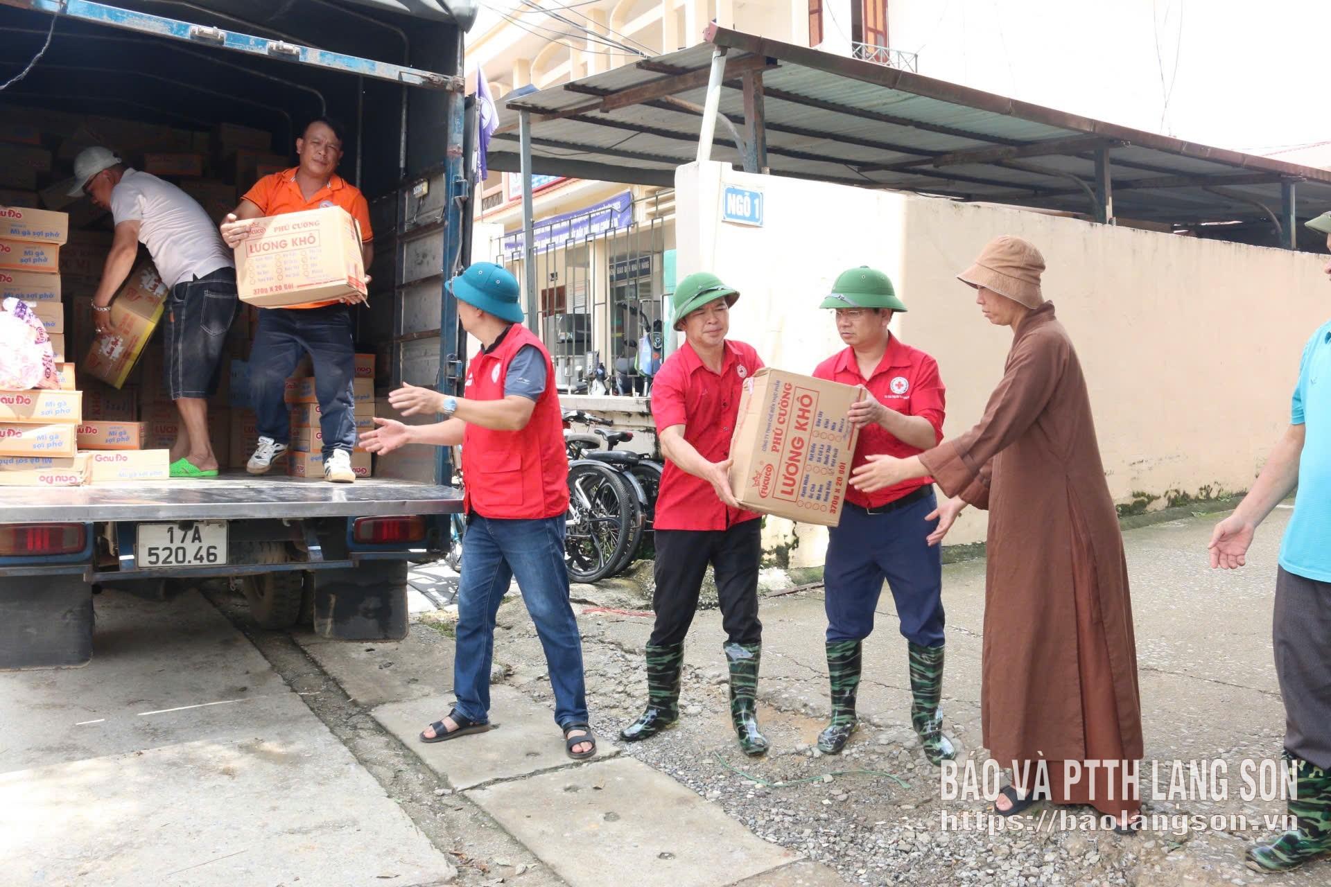 Lãnh đạo Hội Chữ thập đỏ tỉnh cùng các đoàn thiện nguyện chuẩn bị nhu yếu phẩm
