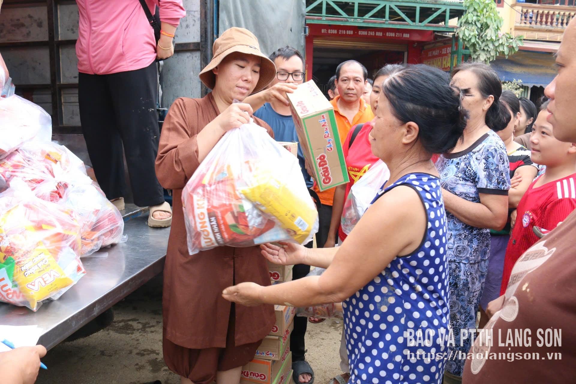 Người dân tiếp nhận nhu yếu phẩm từ đoàn thiện nguyện