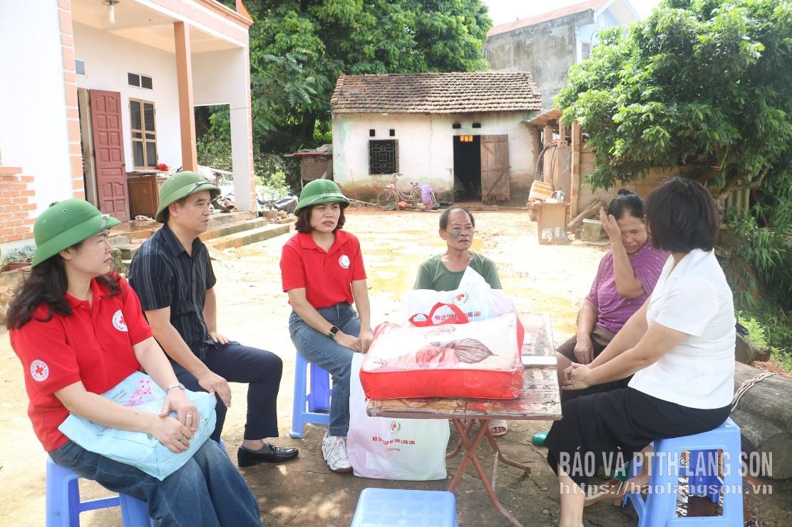 Lãnh đạo Hội Chữ thập đỏ tỉnh và Đảng ủy, UBND phường Kỳ Lừa thăm hỏi, động viên gia đình ông Dương Đức Hòa, khối Hợp Tân, phường Kỳ Lừa