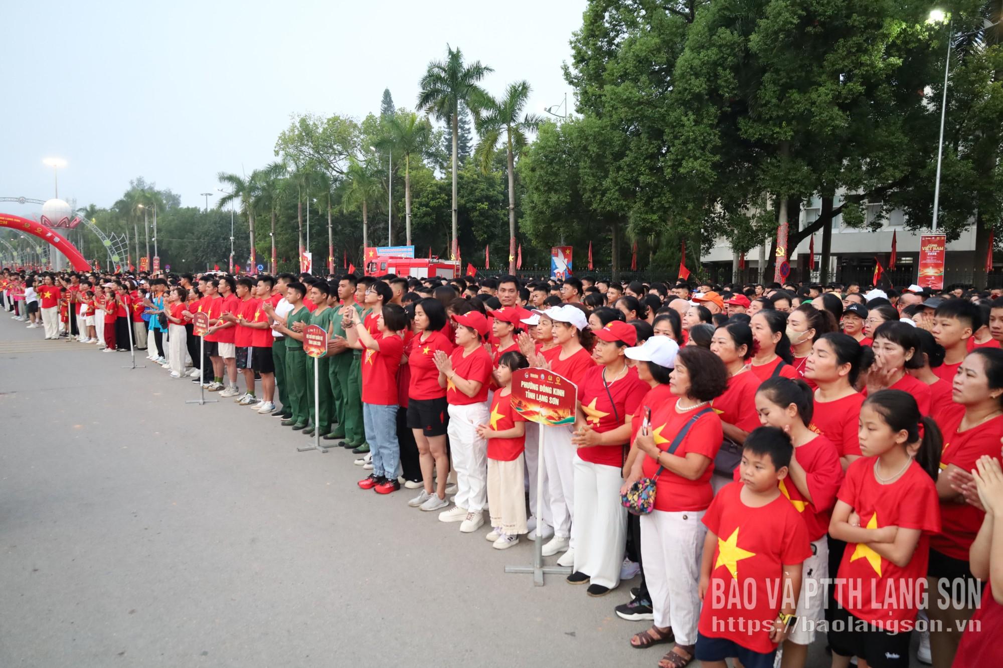 Đông đảo người dân tham gia chương trình