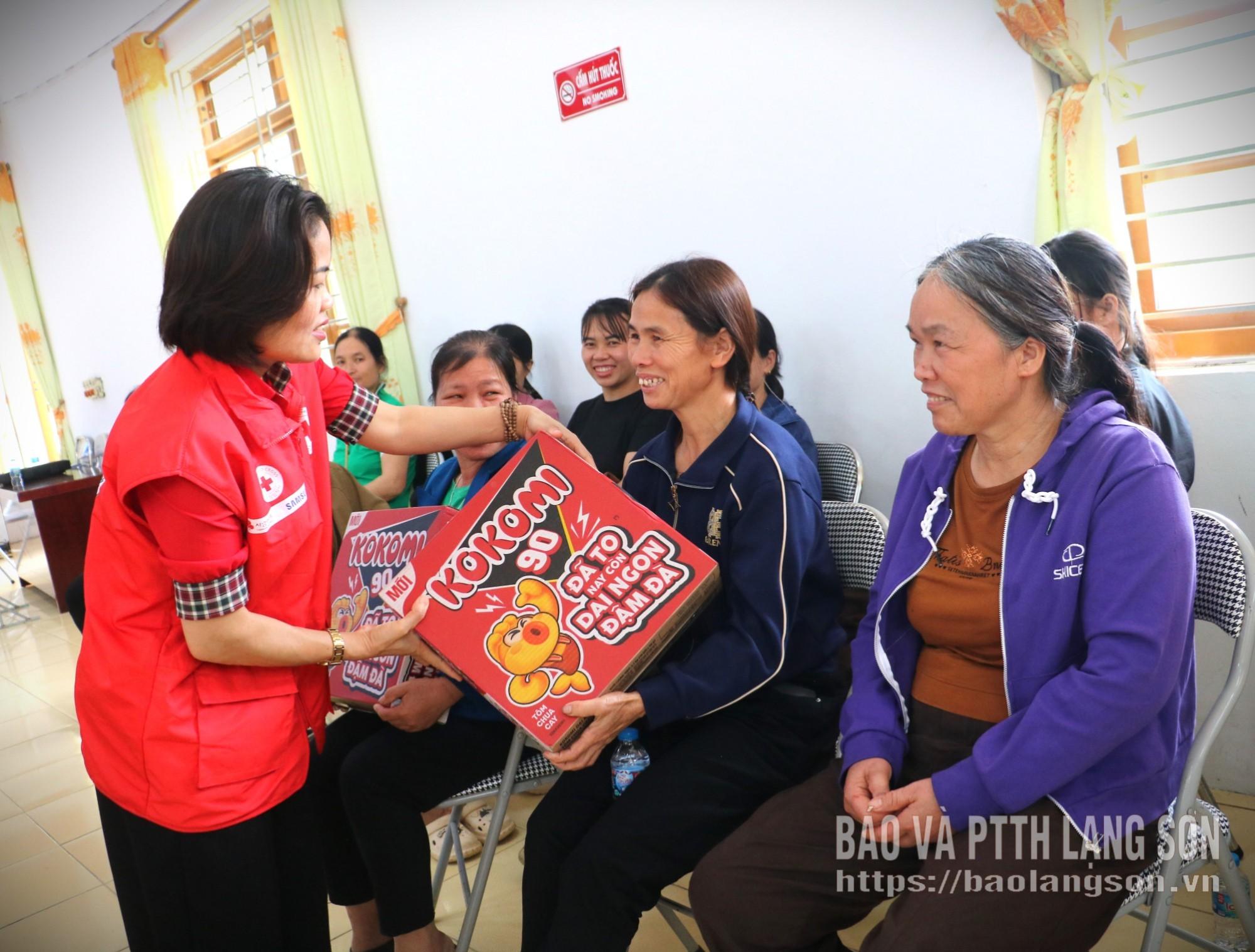 Lãnh đạo Hội Chữ thập đỏ tỉnh trao quà hỗ trợ cho các hộ bị ảnh hưởng bởi mưa bão trên địa bàn xã Tân Đoàn