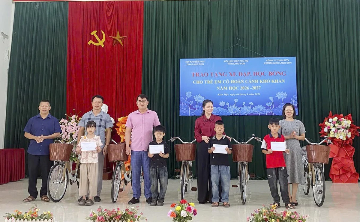 Hội LHPN Lạng Sơn “tiếp sức đến trường” cho học sinh nghèo - Ảnh 1.