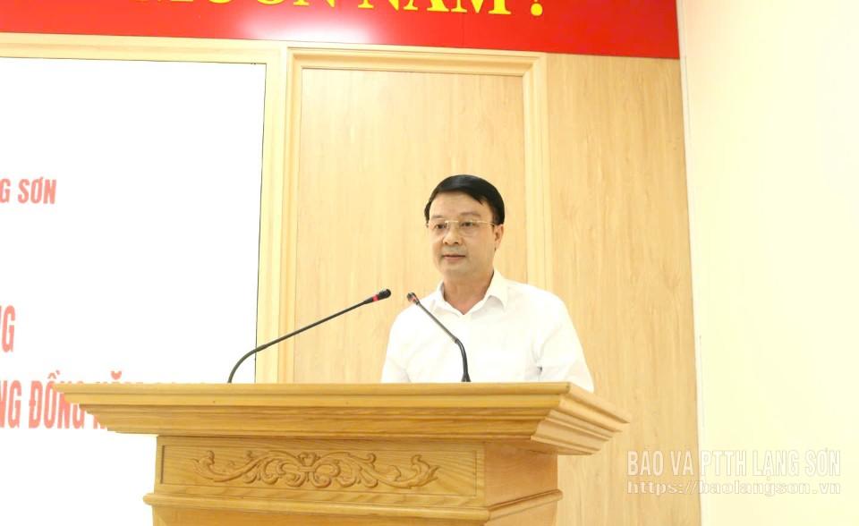 Lãnh đạo Ủy ban MTTQ Việt Nam tỉnh trình bày báo cáo đề dẫn tại hội thảo