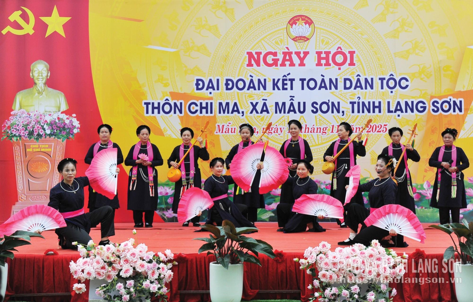 Người cao tuổi thôn Chi Ma, xã Mẫu Sơn biểu diễn tiết mục văn nghệ nhân Ngày hội Đại đoàn kết toàn dân