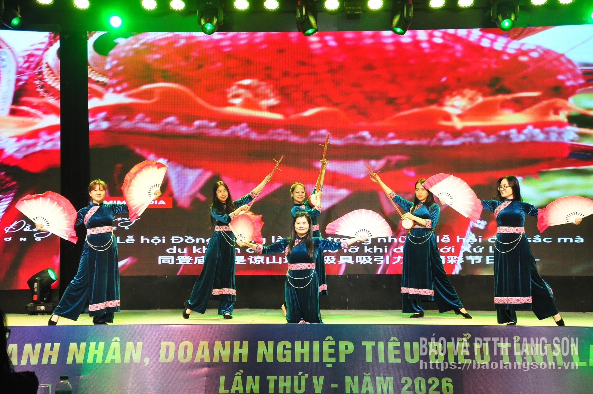 Nhân viên Công ty Cổ phần Hữu Nghị Xuân Cương biểu diễn tiết mục văn nghệ tại chương trình tổng duyệt