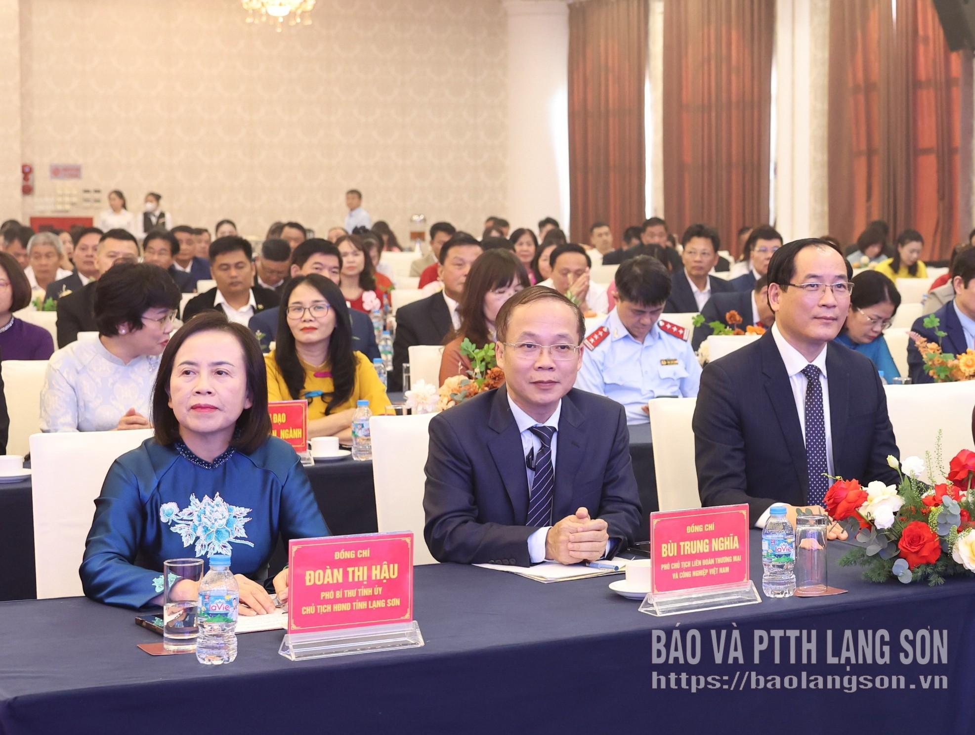 Đồng chí Đoàn Thị Hậu, Phó Bí thư Tỉnh ủy, Chủ tịch HĐND tỉnh và các đại biểu tham dự buổi lễ