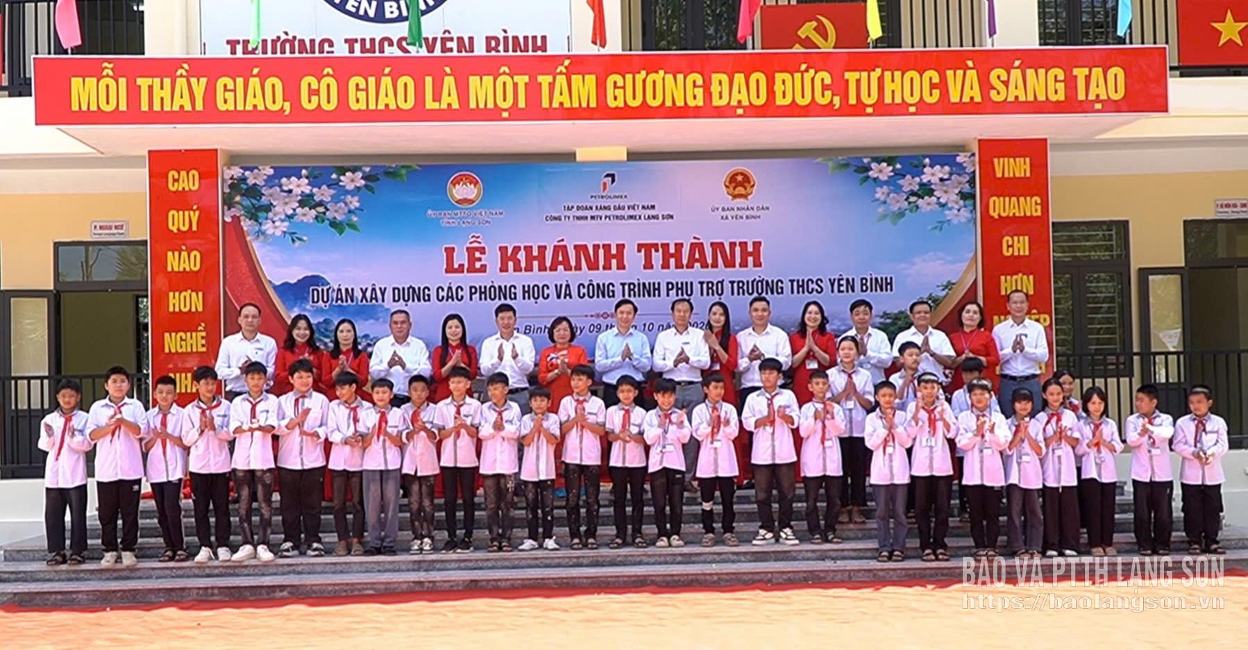 Các đại biểu và học sinh chụp ảnh lưu niệm tại lễ khánh thành