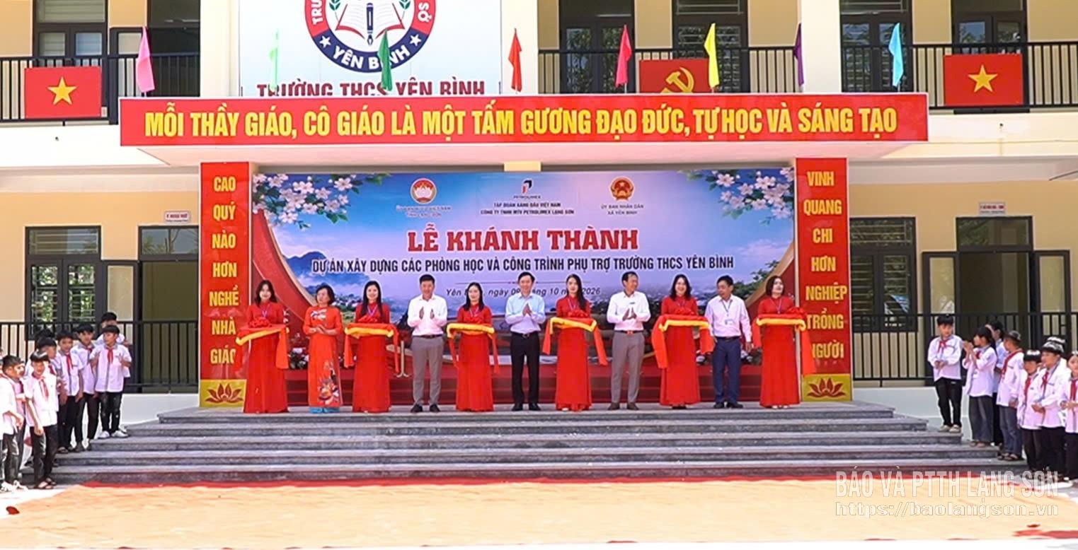 Các đại biểu thực hiện nghi thức cắt băng khánh thành công trình