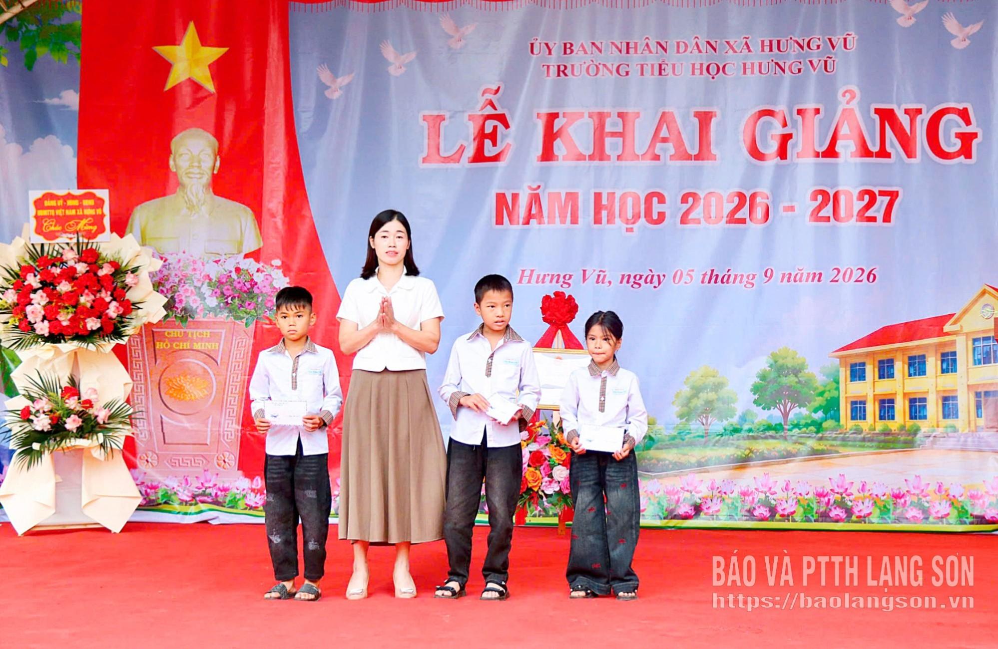 Đại diện Ủy ban MTTQ Việt Nam xã Hưng Vũ trao quà hỗ trợ học sinh có hoàn cảnh khó khăn đang theo học tại Trường Tiểu học Hưng Vũ nhân dịp năm học mới